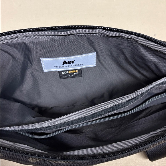 Aer SF Black/Olive Camo Sling Bag NWOT - Picture 5 of 7